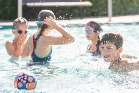 Quest'estate, i possessori dell'EuregioFamilyPass Alto Adige riceveranno ogni lunedì uno sconto del 50% sul prezzo d'ingresso o sul biglietto famiglia di alcune piscine (Foto: Agenzia per la Famiglia/Harald Wisthaler)