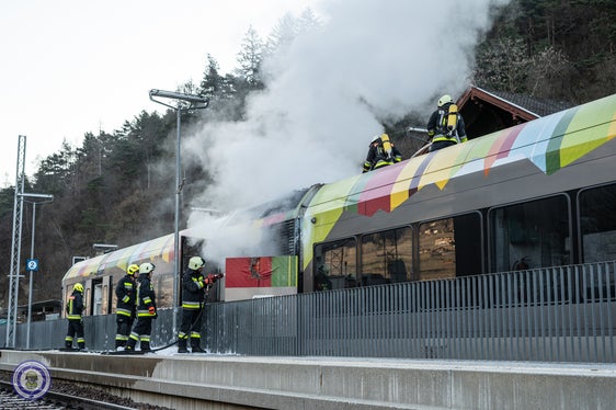 In seguito al pronto intervento dei Vigili del Fuoco, la circolazione dei mezzi è ricominciata intorno alle ore 8.45. (Foto: USP/David Ceska).