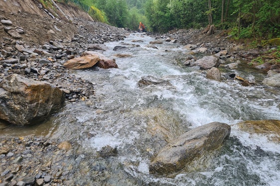 Die Wildbachverbauung hat Arbeiten zur Sicherung der linken Ufermauer des Schnalserbachs auf der Höhe von Kläranlage und Recyclinghof abgeschlossen. Das Bild entstand während der Arbeiten. (Foto: LPA/Landesamt für Wildbach- und Lawinenverbauung West)