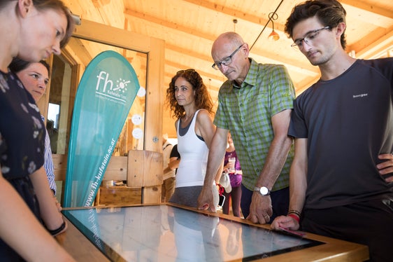 Con il simulatore climatico è possibile simulare e comprendere gli effetti di vari provvedimenti sul nostro pianeta e sul clima. Il presidente del Tirolo Mattle ha utilizzato l'Euregio Walk per discutere con i giovani degli effetti del cambiamento climatico. (Foto: Land Tirol/Sedlak)