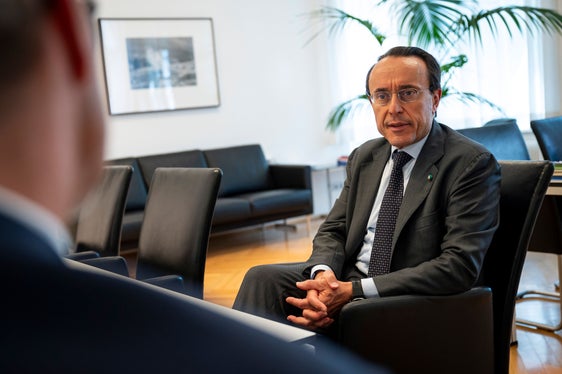 Al centro dell’incontro tra il presidente Kompatscher (di spalle) e il nuovo questore di Bolzano, Giuseppe Ferrari, il tema della sicurezza e dell’ordine pubblico e la collaborazione tra Provincia e Polizia di Stato. (Foto: USP/Fabio Brucculeri)