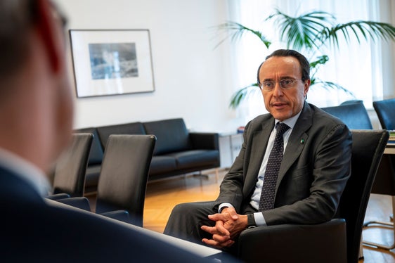 Al centro dell’incontro tra il presidente Kompatscher (di spalle) e il nuovo questore di Bolzano, Giuseppe Ferrari, il tema della sicurezza e dell’ordine pubblico e la collaborazione tra Provincia e Polizia di Stato. (Foto: USP/Fabio Brucculeri)