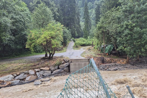 Bei der Örtlichkeit Neuhaus oberhalb der Staatsstraße ins Passeiertal hat der Kalbenbach nach Starkregen am 23. Juli abends eine Brücke weggerissen, die zu einem Elektrizitätswerk führt. (Foto: LPA/Landesamt für Wildbach- und Lawinenverbauung West in der Agentur für Bevölkerungsschutz)