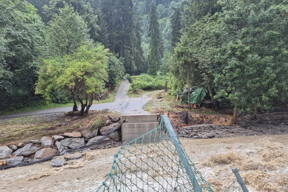 Dopo le forti piogge della sera del 23 luglio, il Rio della Clava ha distrutto un ponte che portava a una centrale elettrica vicino al paese di Neuhaus, sopra la strada statale della Val Passiria. (Foto: USP/Ufficio Sistemazione bacini montani ovest dell'Agenzia per la Protezione civile)