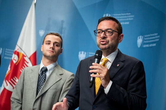 Schülervertreter Marco Fauni und Bildungslandesrat Marco Galaeto messen der Schülercharta einen hohen Stellenwert zu, nun gelte es sie mit Leben zu füllen. (Foto: LPA/Fabio Brucculeri)