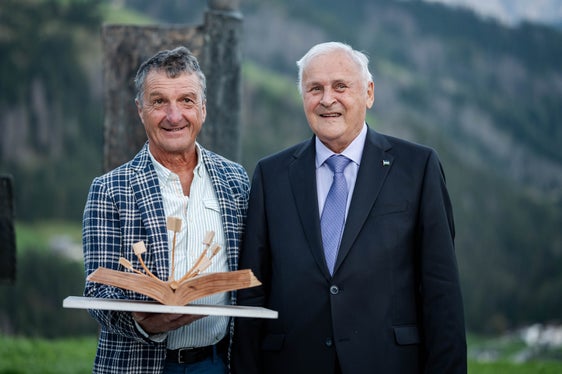 Due eccellenze. Gregor Prugger con il premio Ert X Merit Ladin (a sinistra), e il vincitore del premio Merit Ladin Lois Castlunger (Foto: (Foto: USP/Direzione Istruzione e Cultura Ladina/Vanessa Runggaldier)