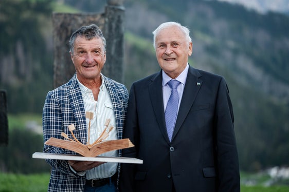 Due eccellenze. Gregor Prugger con il premio Ert X Merit Ladin (a sinistra), e il vincitore del premio Merit Ladin Lois Castlunger (Foto: (Foto: USP/Direzione Istruzione e Cultura Ladina/Vanessa Runggaldier)