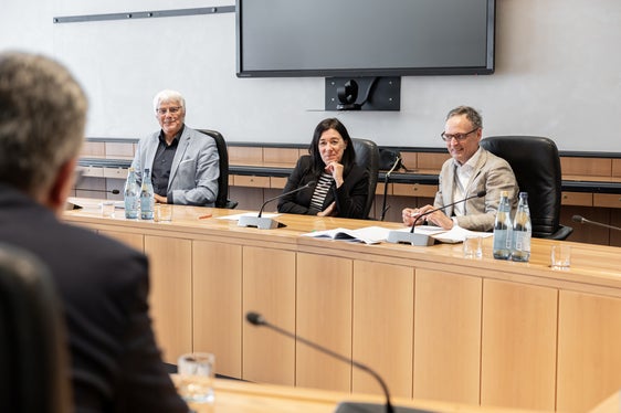 Brachten die Anliegen des Dachverbandes Soziales und Gesundheit und von dessen 69 Mitgliedsorganisationen vor: Vizepräsident Richard Stampfl, Präsidentin Roberta Rigamonti und Geschäftsführer Günther Sommia. (Foto: LPA/Lucia Rose Buffa)