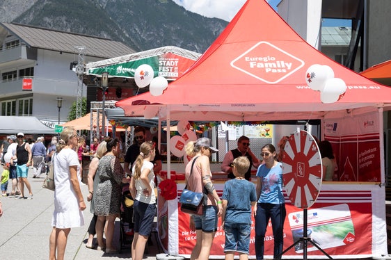L’odierna festa cittadina di Landeck in Tirolo ha fatto da cornice alle celebrazioni congiunte dei Paesi dell'Arge Alp e dell'Euregio Tirolo-Alto Adige-Trentino. Il Gruppo di lavoro dell'Arge Alp festeggia quest'anno il suo 50° anniversario (Foto: Land Tirol/Die Fotografen)