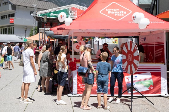 L’odierna festa cittadina di Landeck in Tirolo ha fatto da cornice alle celebrazioni congiunte dei Paesi dell'Arge Alp e dell'Euregio Tirolo-Alto Adige-Trentino. Il Gruppo di lavoro dell'Arge Alp festeggia quest'anno il suo 50° anniversario (Foto: Land Tirol/Die Fotografen)