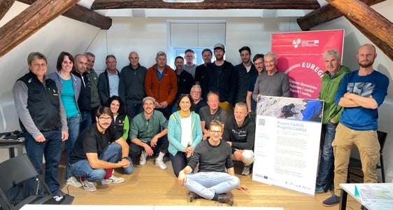 Euregio-Projekt Cairos: Am Euregio-Sitz in Bozen tragen sich Vertreterinnen und Vertreter der Gemeindelawinenkommissionen aller drei Länder. (Foto: Euregio/GNews)