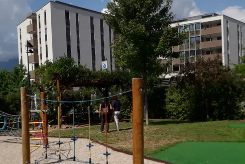 Come valorizzare gli spazi esterni delle scuole dell'infanzia: questo il tema al centro della visita a Bolzano di una delegazione di pedagogiste e tecnici da Padova. (Foto: ASP)