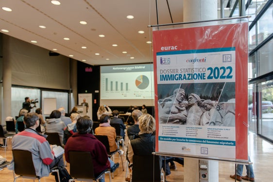 An der Eurac in Bozen ist heute das Jahrbuch zur Einwanderung 2022 mit den Daten zum Jahresende 2021 vorgestellt worden. (Foto: LPA/Claudia Corrent)