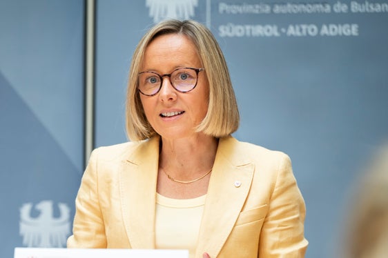 Le psicopedagosiste e gli psicopedagogisti offrono un supporto laddove non ci sono risposte semplici. Grazie alla loro competenza professionale, aiutano gli adolescenti e sostengono le scuole e le famiglie nella ricerca di soluzioni sostenibili. In questo modo svolgono un contributo fondamentale per una buona formazione e un'inclusione concreta, afferma l'assessora provinciale al Personale Magdalena Amhof. (Foto: USP/Fabio Brucculeri)