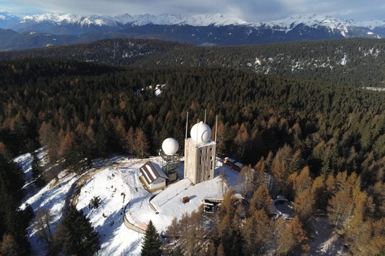Das neue Niederschlagsradar am Gantkofel wird von Südtirol und dem Trentino gemeinsam betrieben, es deckt ein Gebiet mit einem Radius von 120 Kilometern ab und kann somit die gesamte Region Trentino-Südtirol überwachen. (Foto: LPA/Landesamt für Meteorologie und Lawinenwarnung)