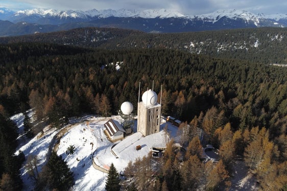 Il nuovo radar doppler copre un'area di 120 chilometri di raggio e può monitorare l'intera regione. Il radar meteo è installato a quota 1866 metri del monte Macaion al confine con l'Alto Adige. (Foto: ASP/Ufficio provinciale meteorologia e prevenzione valanghe)