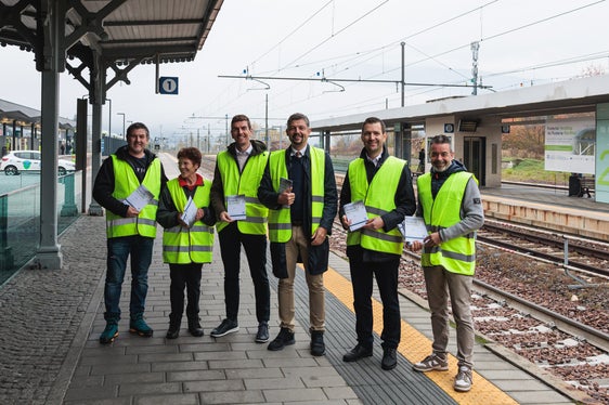 Setzen sich für ein moderneres und effizienteres Bahnnetz ein (von rechts): Joachim Dejaco, Generaldirektor der STA - Südtiroler Transportstrukturen AG, Ressortdirektor Martin Vallazza, Landesrat Daniel Alfreider, Massimiliano Valle (STA - Südtiroler Transportstrukturen AG) sowie zwei Mitarbeitende, die im Vorfeld der Bahnschließung Info-Flyer verteilten. (Foto: STA/Ivan Brentegani)