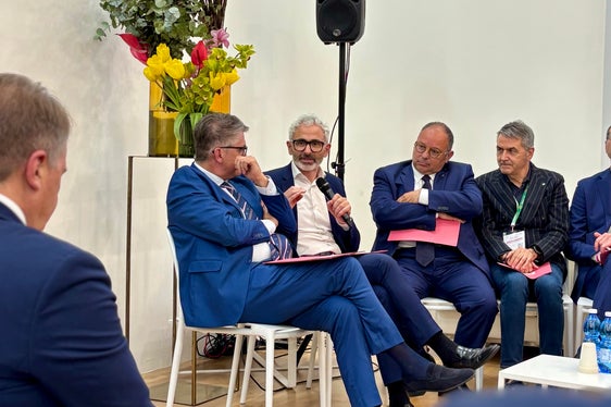 Laimburg-Direktor Michael Oberhuber (in der Runde Zweiter von links) bei der Unterzeichnung der Rahmenvereinbarung. (Foto: LPA/Ressort Landwirtschaft, Forstwirtschaft und Tourismus/sp)