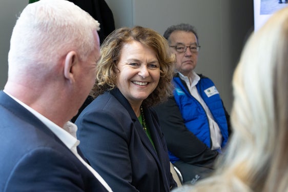 Landesrätin Rosmarie Pamer zeigte sich sehr interessiert an der rechtlichen Verankerung des Ehrenamtes in der Landesverfassung von Thüringen. (Foto: LPA/Hannes Wisthaler)