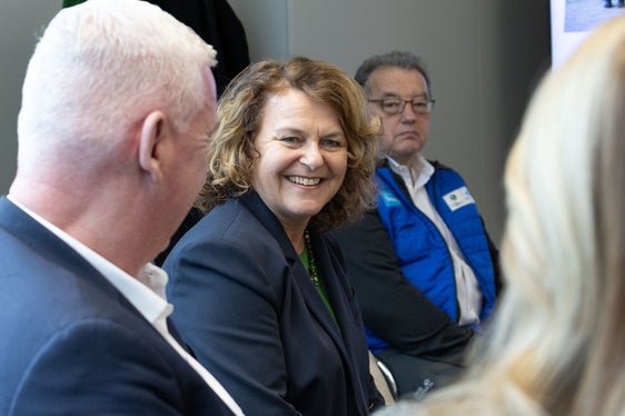 L'assessora provinciale Rosmarie Pamer ha mostrato grande interesse per l'inserimento giuridico del volontariato nella Costituzione dello Stato federale della Turingia. (Foto: USP/Hannes Wisthaler)