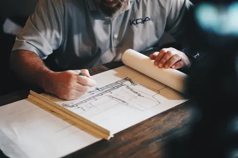 A fine marzo a livello nazionale è stato adottato il nuovo Codice degli appalti. Oggi la Giunta ha approvato il disegno di legge che introduce, anche in Alto Adige, semplificazioni nelle procedure (Foto: Unsplash)