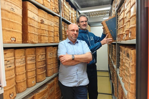Gustav Pfeifer, direttore dell’Archivio provinciale (in primo piano nella foto), e il suo collaboratore Philipp Tolloi con i fondi storici dell’archivio. Oggi la maggior parte dei documenti digitali destinati a essere conservati a lungo termine viene archiviata digitalmente tramite il servizio ParER. (Foto: USP/Ursula Pirchstaller)