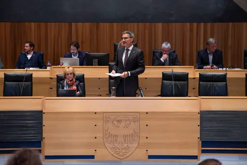 Il presidente Kompatscher (nella foto nel corso della relazione al Bilancio del 6.12.2022) ha ricordato l'accordo finanziario raggiunto con Roma lo scorso anno, che mette stabilmente a disposizione dell'Alto Adige 137 milioni di euro in più all'anno rispetto al passato. (Foto: ASP/Fabio Brucculeri)