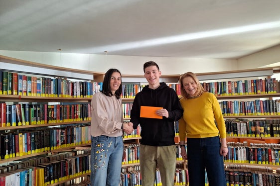 Der Schüler Franz von Lutterotti, Sieger der Wettbewerbskategorie Triennium, nahm den Preis von Tanja Rastner von der Pädagogischen Abteilung (links) und Lehrerin Elfriede Eder vom Franziskanergymnasium Bozen (rechts) entgegen. (Foto: LPA/Pädagogische Abteilung der Deutschen Bildungsdirektion)