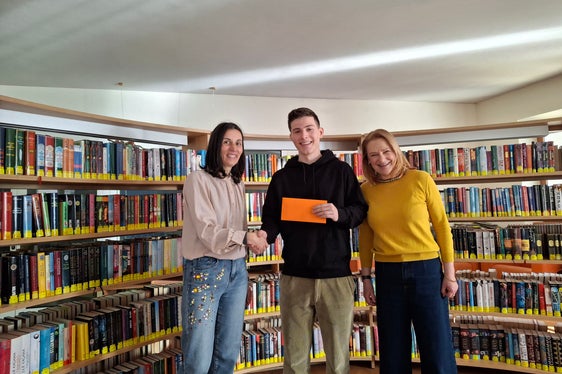 L'alunno Franz von Lutterotti, vincitore della categoria di concorso dedicato al triennio, con Tanja Rastner della Ripartizione Pedagogica (a sinistra) e la docente Elfriede Eder del Liceo Francescani di Bolzano (a destra). (Foto: USP/Ripartizione Pedagogica della Direzione Istruzione e Formazione tedesca)