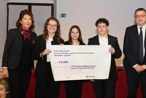 La professoressa Isabella Iandarino e gli studenti Carlotta Franzoi, Siria Vitali e Filippo Soardo premiati dal presidente Fugatti (Foto: Ufficio stampa Provincia autonoma di Trento)