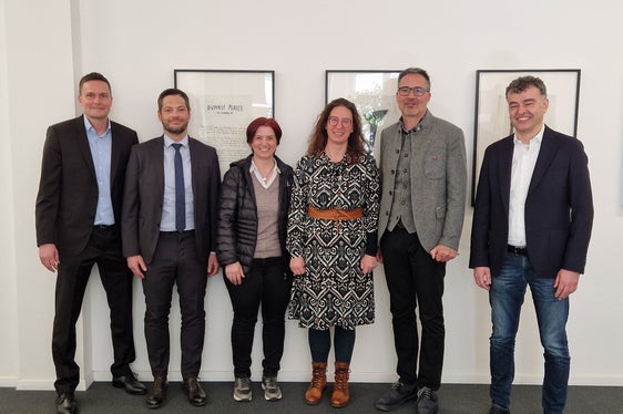 Der Vorstand der Gemeindesekretäre stellte sich im Landhaus 1 vor (von links): Christoph Preindl, Armin Mathà, Helga Plankensteiner, die Direktorin der Abteilung Örtliche Körperschaften Marion Markart, Landeshauptmann Arno Kompatscher und der Präsident der Autonomen Vereinigung der Gemeindesekretäre Südtirols, Matthias Mair. (Foto: LPA)