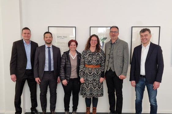 In visita inaugurale a Palazzo Widmann: da sinistra Christoph Preindl, Armin Mathà, Helga Plankensteiner, la direttrice della Ripartizione Enti locali Marion Markart, il presidente della Provincia Arno Kompatscher e il presidente dell'Unione autonoma dei segretari comunali della Provincia di Bolzano, Matthias Mair. (Foto: USP)