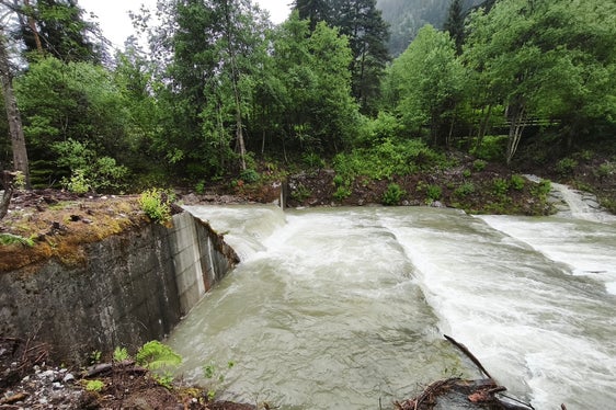 Dopo: una volta completati i lavori, la briglia è stata integrata nel letto del torrente rialzato: i pesci possono ora nuovamente attraversare quel tratto, mentre la funzione di protezione rimane inalterata. (Foto: USP/Ufficio Sistemazione bacini montani Nord presso l’Agenzia per la Protezione civile)