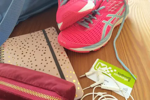 Schulsachen herrichten heißt es in diesen Tagen. Wichtig ist auch die Verlängerung oder Beantragung des abo+, mit dem Kinder und Jugendliche die öffentlichen Verkehrsmittel nutzen können. Mehr als 40.500 abo+ fürs Schuljahr 2024/2025 wurden bereits erneuert. (Foto: LPA/Angelika Schrott)