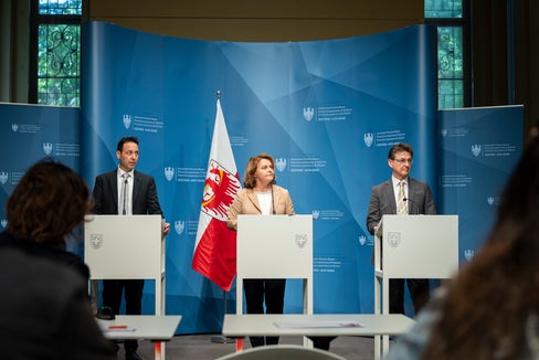 Il direttore dell’Ufficio Valutazione della non autosufficienza Pasquale Basile, l’assessora provinciale Rosmarie Pamer e il direttore dell’ASSE Eugenio Bizzotto hanno presentato il 24 aprile i dati relativi all’assegno di cura e le novità in materia di valutazione della non autosufficienza. (Foto: USP/Fabio Brucculeri)