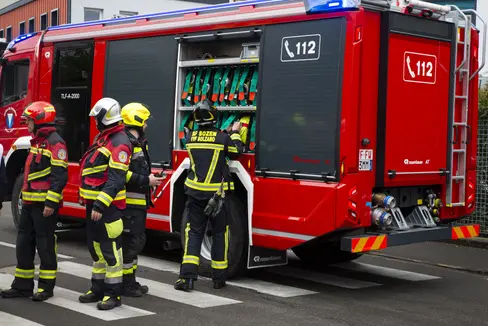 Bis zu 33 Männer und Frauen können über den Ausbildungswettbewerb bei der Berufsfeuerwehr aufgenommen werden und so eine unbefristete Stelle bekommen. Bewerbungen sind nur noch wenige Tage möglich, und zwar bis zum 6. März 2026, um 12 Uhr. (Foto: LPA/Fabio Brucculeri)