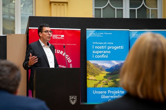 Il coordinatore Matthias Fink, membro del Segretariato generale dell'Euregio, ha illustrato il programma Fit4Co. (Foto: ASP/Fabio Brucculeri)