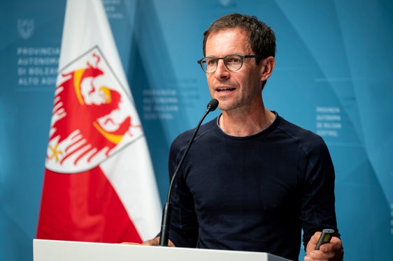 18 Kaminkehrerbetriebe in Südtirol beteiligen sich an der Initiative. Christian Resch,Obmann der Kaminkehrer im lvh, gab Tipps zum richtigen Umgang mit Holzöfen und Kaminen.(Foto: LPA/Fabio Brucculeri)