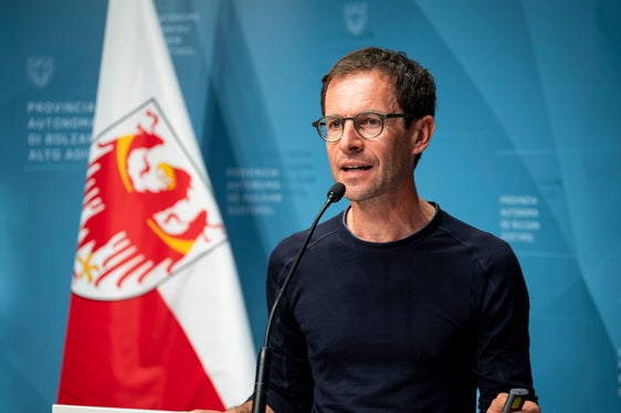 18 Kaminkehrerbetriebe in Südtirol beteiligen sich an der Initiative. Christian Resch,Obmann der Kaminkehrer im lvh, gab Tipps zum richtigen Umgang mit Holzöfen und Kaminen.(Foto: LPA/Fabio Brucculeri)