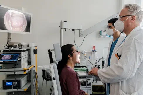 Una buona assistenza grazie a obiettivi chiari: secondo la valutazione della Giunta provinciale, l'Azienda sanitaria ha raggiunto oltre l'85% dei suoi obiettivi per il 2024, in particolare in termini di tempi di attesa, digitalizzazione e personale. (Foto: USP/Claudia Corrent)