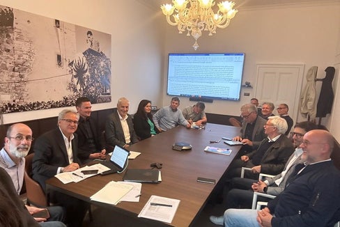 Al tavolo di lavoro hanno preso parte referenti del Consorzio dei Comuni, delle Comunità comprensoriali, dell’Agenzia provinciale per l'ambiente e la tutela del clima, dell'Ecocenter e del Comune di Bolzano (Foto: ASP)