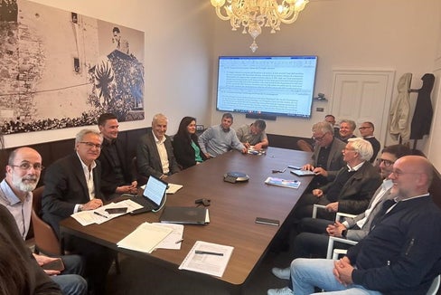 Vertreterinnen und Vertreter von Gemeindenverband, Bezirksgemeinschaften, Landesagentur für Umwelt und Klimaschutz, Ecocenter und Stadt Bozen befassten sich mit der künftigen Regelung des Abfallsektors. (Foto: LPA)