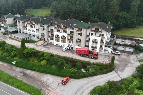 Die Berufsfeuerwehr Bozen ist mit Pumpen und Generatoren für die Wasserförderung beim Hotel Saxl in Freienfeld im Einsatz. (Foto: LPA/Berufsfeuerwehr Bozen)