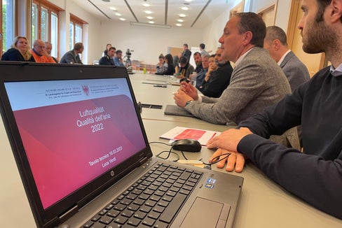 Oggi si é tenuta a Bolzano la presentazione dei dati sulla qualità dell'aria del 2022: rispetto all'anno precedente, i livelli di biossido di azoto (NO2) sono migliorati in modo significativo. Tuttavia è importante essere vigili, ha sottolineato l'assessore provinciale Giuliano Vettorato (2° da destra) (Foto: ASP/Nadia Franzoi)