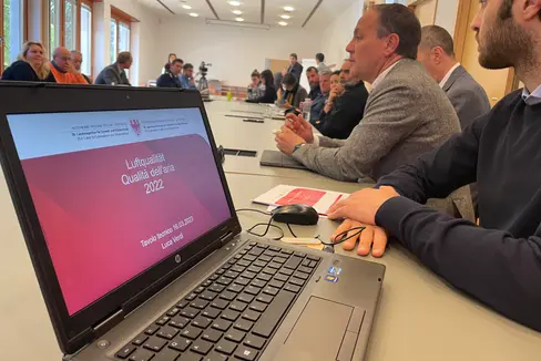 Oggi si é tenuta a Bolzano la presentazione dei dati sulla qualità dell'aria del 2022: rispetto all'anno precedente, i livelli di biossido di azoto (NO2) sono migliorati in modo significativo. Tuttavia è importante essere vigili, ha sottolineato l'assessore provinciale Giuliano Vettorato (2° da destra) (Foto: ASP/Nadia Franzoi)