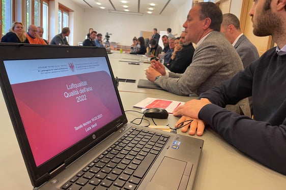 Oggi si é tenuta a Bolzano la presentazione dei dati sulla qualità dell'aria del 2022: rispetto all'anno precedente, i livelli di biossido di azoto (NO2) sono migliorati in modo significativo. Tuttavia è importante essere vigili, ha sottolineato l'assessore provinciale Giuliano Vettorato (2° da destra) (Foto: ASP/Nadia Franzoi)