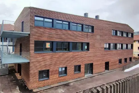 Im Zuge der Umbau- und Erweiterungsarbeiten wurde das Sozialzentrum Trayah in Bruneck um zwei Stockwerke in Holzbauweise erhöht und umfassend energetisch saniert. (Foto: LPA/Landesabteilung Hochbau und Technischer Dienst)