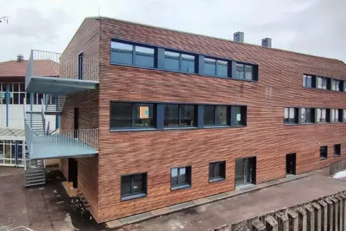 Im Zuge der Umbau- und Erweiterungsarbeiten wurde das Sozialzentrum Trayah in Bruneck um zwei Stockwerke in Holzbauweise erhöht und umfassend energetisch saniert. (Foto: LPA/Landesabteilung Hochbau und Technischer Dienst)