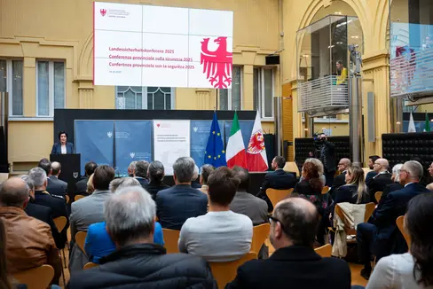 “Questo studio fornisce un quadro completo dell'opinione della popolazione altoatesina e costituisce una base preziosa su cui poter costruire il nostro lavoro futuro”, ha sottolineato l'assessora provinciale alla Sicurezza Ulli Mair, durante la Conferenza sulla sicurezza. (Foto: USP/Fabio Brucculeri)