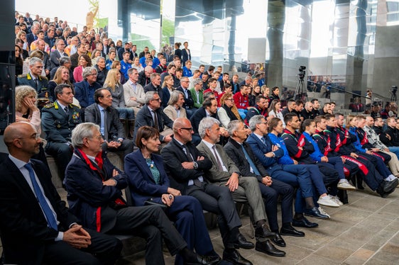 In prima fila al NOI Techpark anche numerosi assessori della Giunta provinciale tra i quali l'assessore allo Sport Peter Brunner e gli assessori Christian Bianchi, Philipp Achammer, Hubert Messner e Daniel Alfreider. (Foto: USP/Manuela Tessaro)